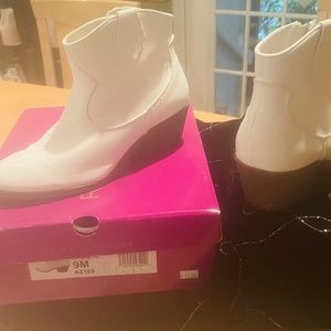 WHITE ANKLE BOOTS   SIZE. 9. Rampage brand. Nice detail